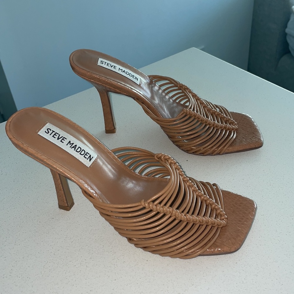 Steve Madden “Bonds” heeled sandal